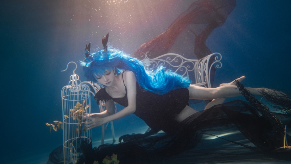 初音未来之深海少女cos:当她即将要点破水面的时候,我爱了