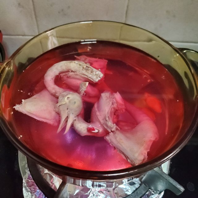 红菇鸽子汤,口感鲜美,味道芳香浓郁,一点都不腻