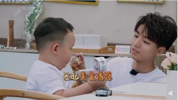 三小只带娃,王源会玩,千玺暖心,王俊凯一秒钟被打回"原形"