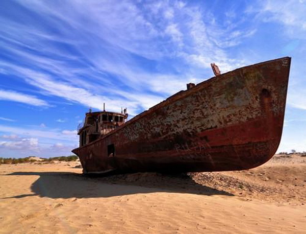 倒大霉:此国海水自然干枯80%,40艘军舰"干死"在沙滩上