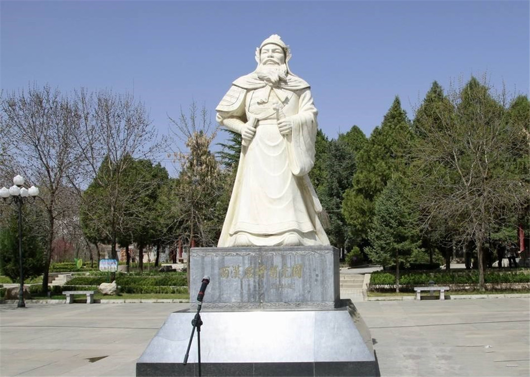 5万叛军汹汹来袭,老将背起锄头种地1年,4万6千人屈膝投降