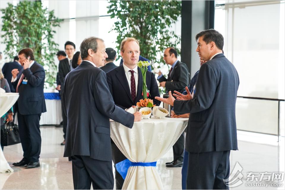 图为外方参会人员在茶歇时相互沟通交流.