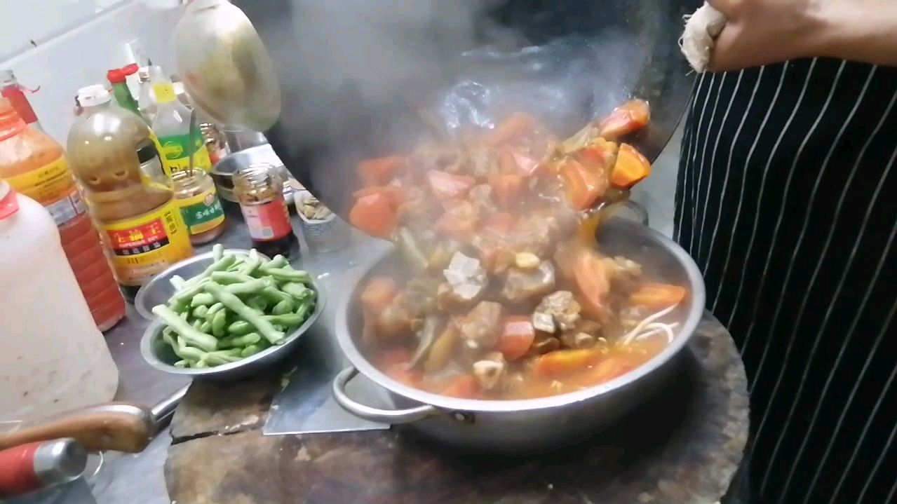 朋友来吃饭,把最好的4斤排骨安排上,整个酸汤排骨火锅!