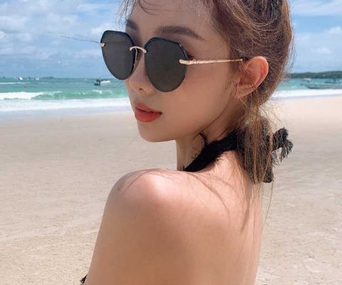 火箭少女李紫婷晒泳装照 秀香肩美背长腿诱人