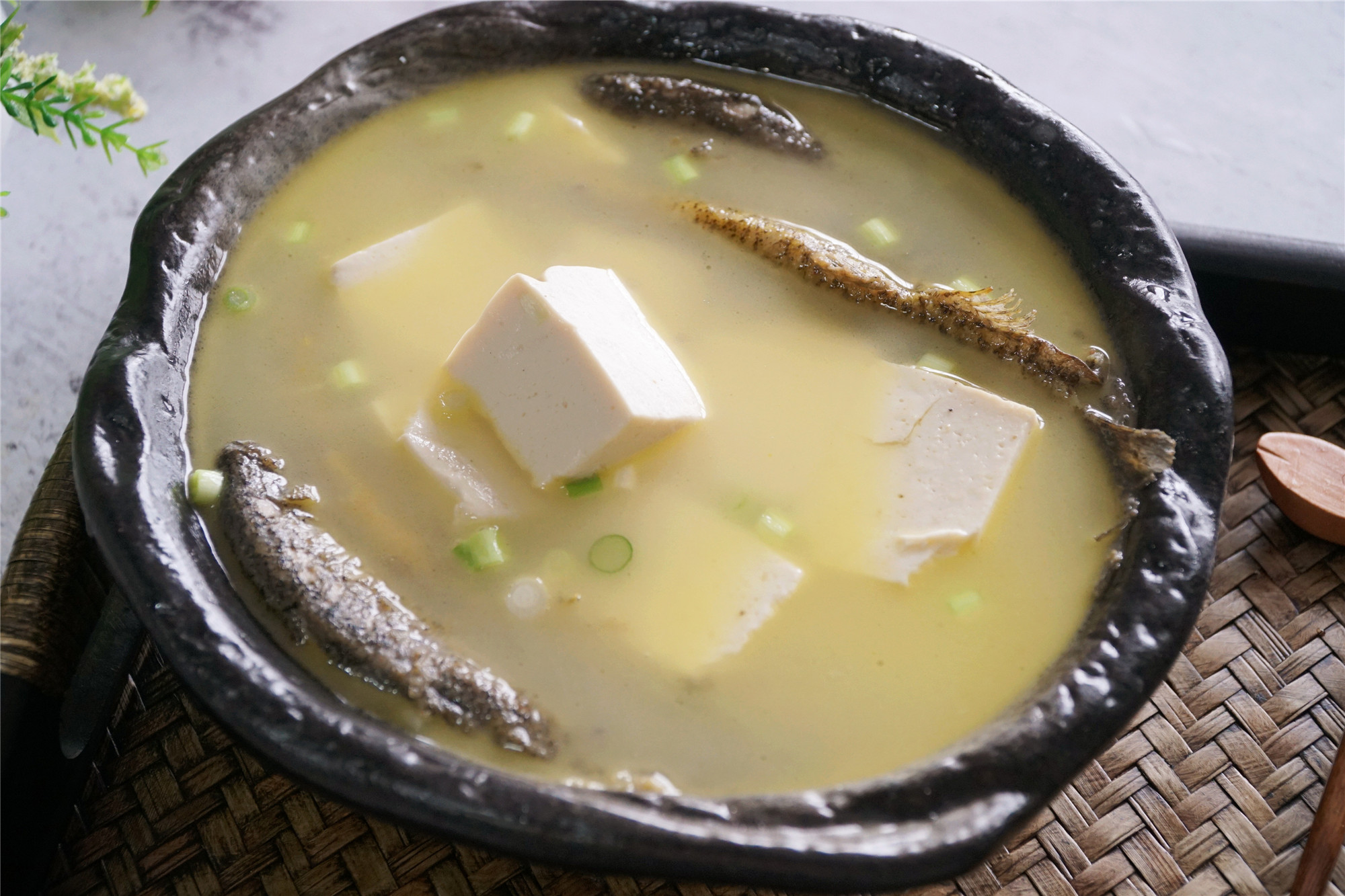 煮鱼汤,这种鱼才是眼下最香的,汤白如奶,特别滋养人