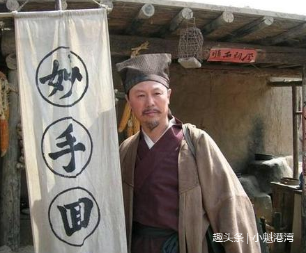 地头蛇砸了算命先生的摊子,结果祖坟风水被破,沦为街头乞丐!