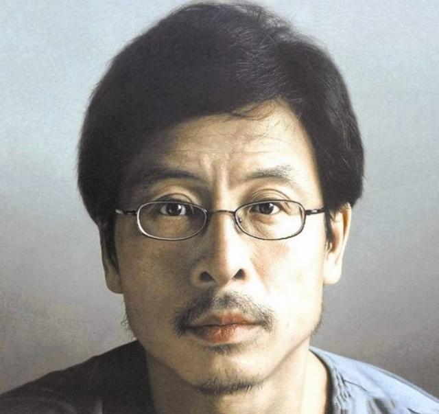 他画6个柿子放凳子上,似照片,不过瘾,把白霜画上,专家:神了