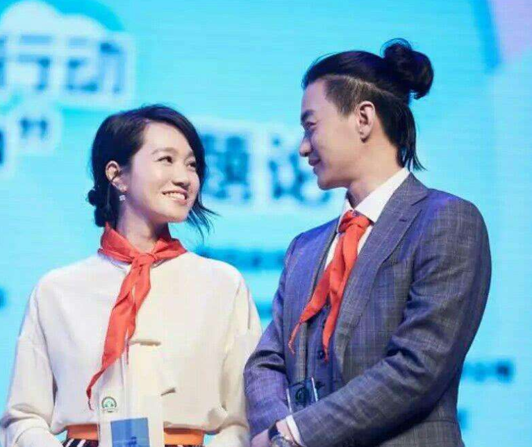 周一围与女助理一根吸管喝奶茶,朱丹帮老公澄清,网友:怪媒体咯