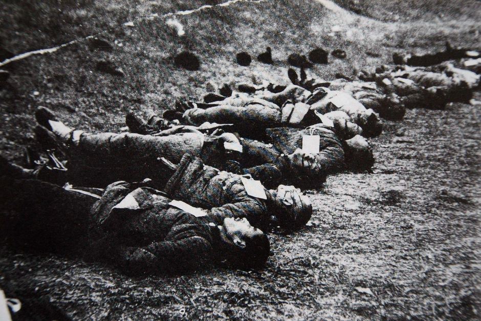 残酷的日本士兵甚至对刺杀的中国人进行编号,每个尸体上都挂了一个