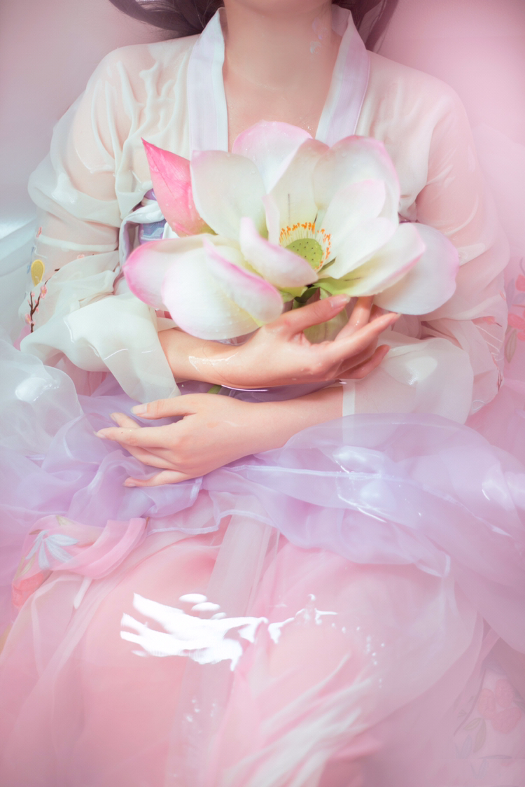 中国传统汉服《莲鲤记》:美女在浴缸里拍的照,是不是特别动人?