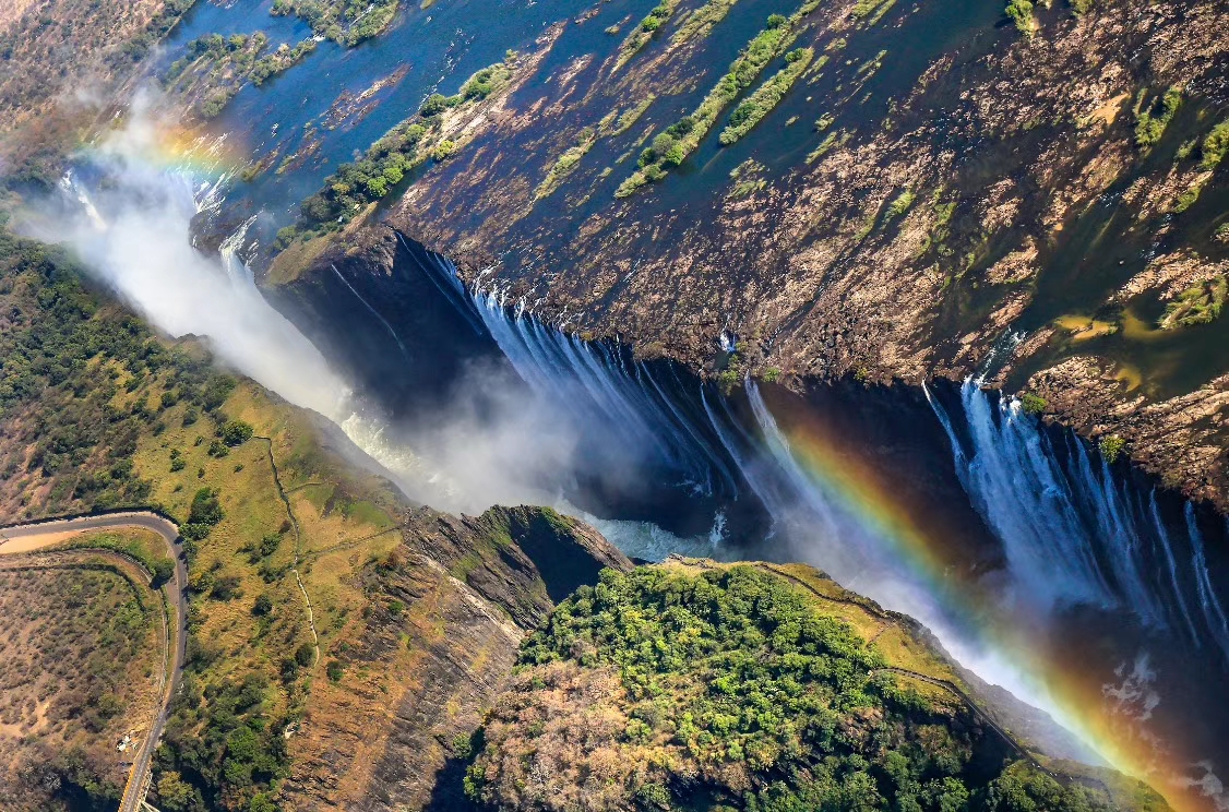 比我国贵州黄桷树瀑布大几十倍,给人的视觉震撼可想而知!