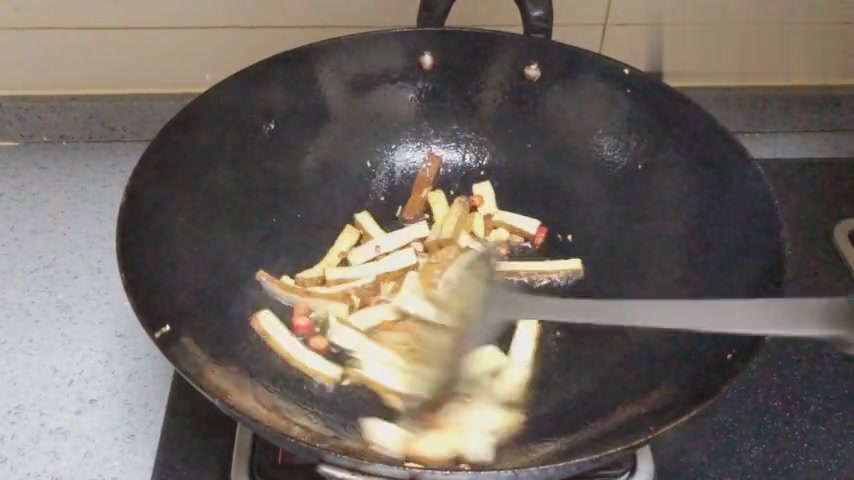 1块5毛钱的香干搭配一把木耳,这样做比大鱼大肉好吃