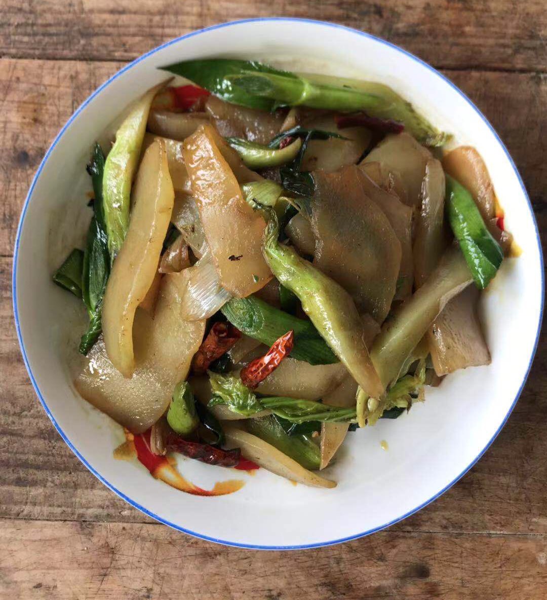 过年大鱼大肉吃腻了就来做份蒜苗炒棒棒菜,美味又营养