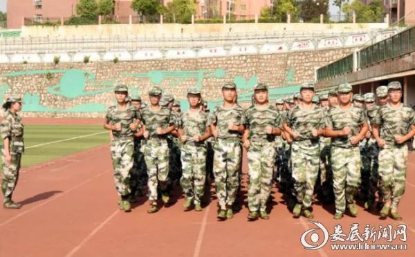 娄底五中举行2018级高一新生军训会操比武暨总结表彰大会