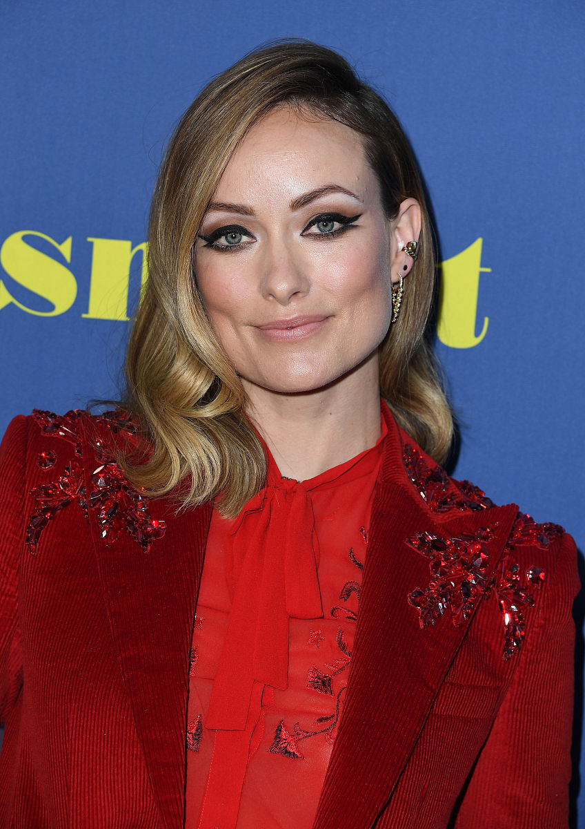 奥利维亚·维尔德穿搭:红色钻饰刺绣西装灯芯绒长裤 霸气干练