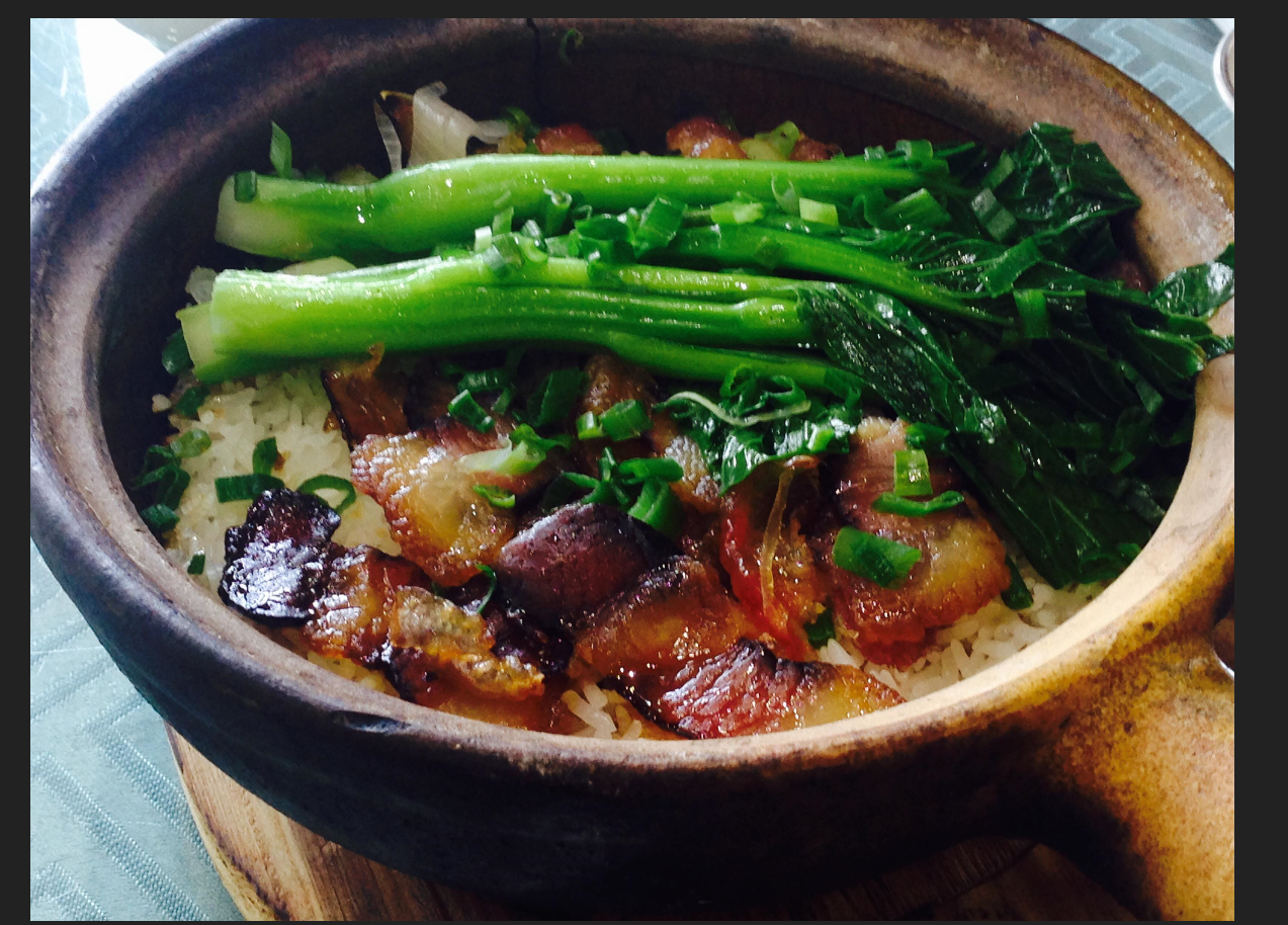 用瓦煲制作的广州煲仔饭,不仅营养而且美味,是广州一大特色美食