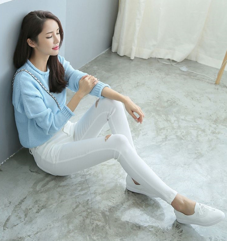 气质美女搭配一件清新甜美的白色牛仔裤,显瘦的同时更显曲线!