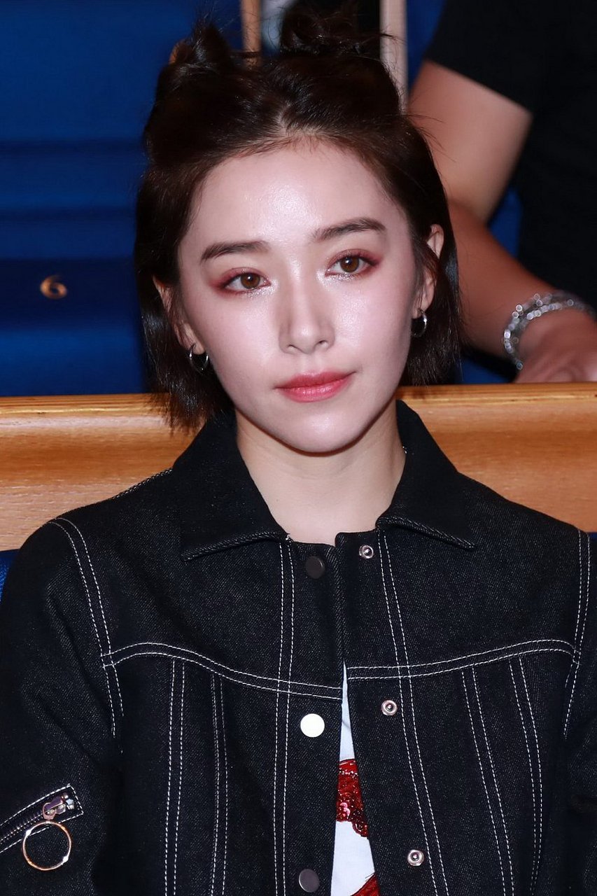 阚清子在社交平台放出一组照片,她之前拍《璀璨人生》时候的颜值惊艳