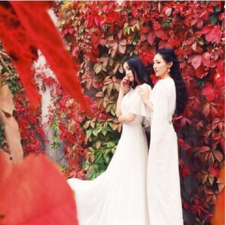 迪丽热巴黄梦莹一起拍婚纱照,颜值身材爆表,女生看到都心动了