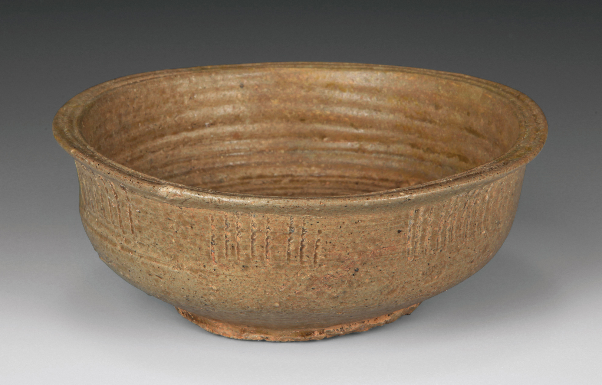 图3 西周原始青瓷盖罐 图4 春秋原始青瓷碗