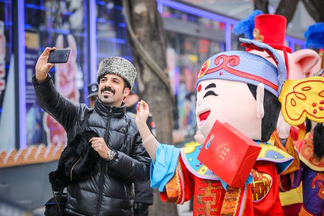 金猪聚福·迎财纳新 万千游客大唐不夜城·现代唐人街"迎财神"