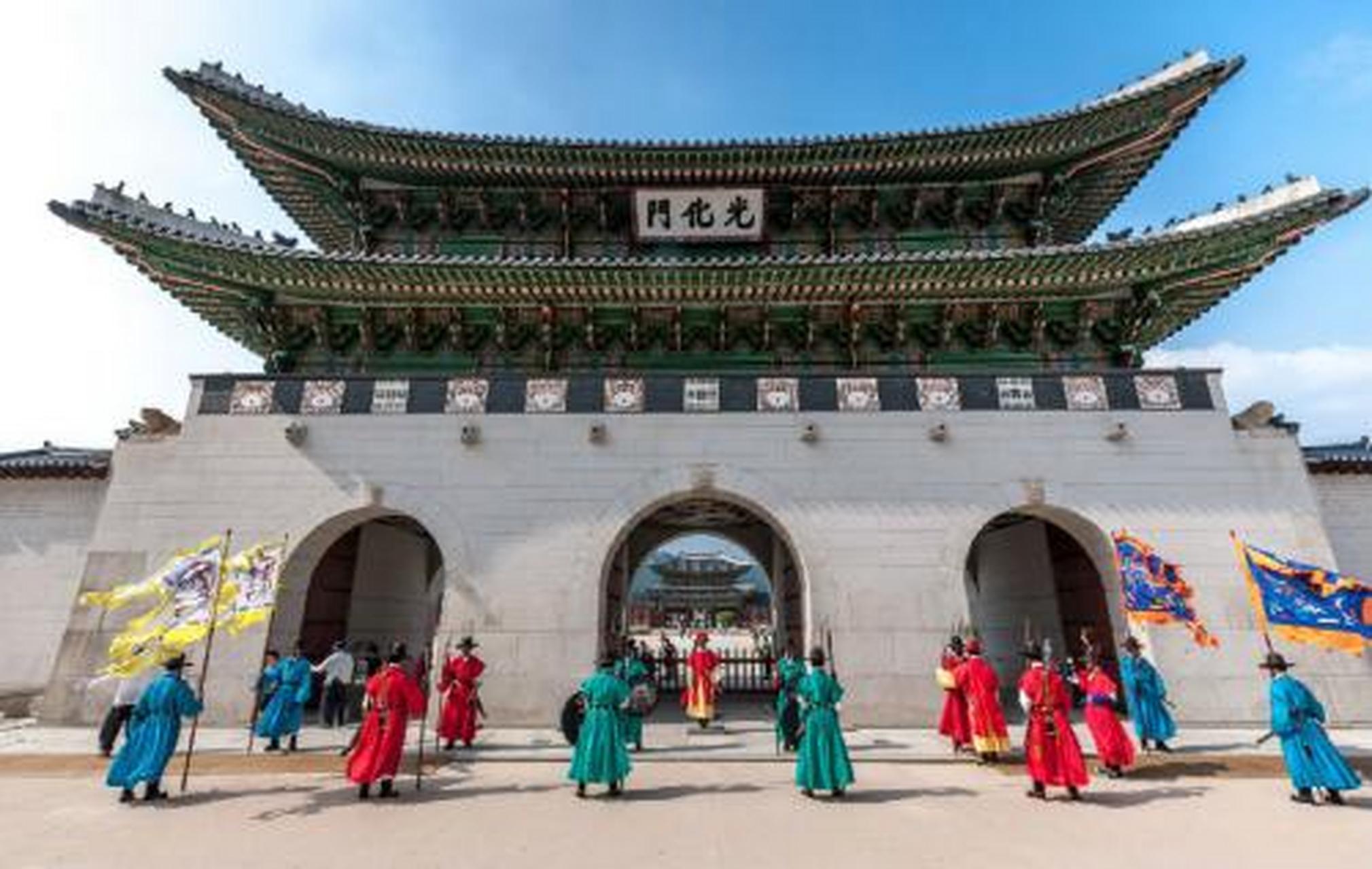 光化门在朝鲜战争时期曾遭全毁,重修后的光化门的门匾,据称是韩国唯一