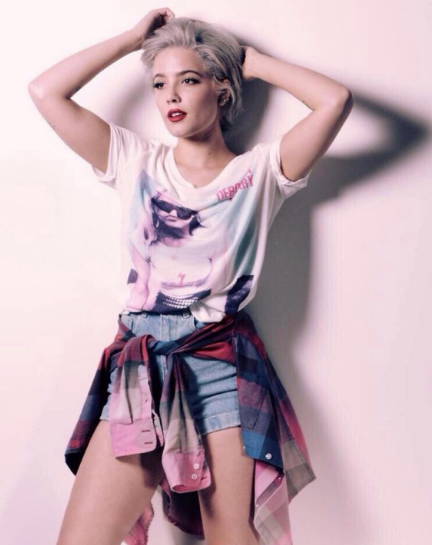 猴西halsey大秀美腿,热唱《without me》,现场和bella互动也是不能更