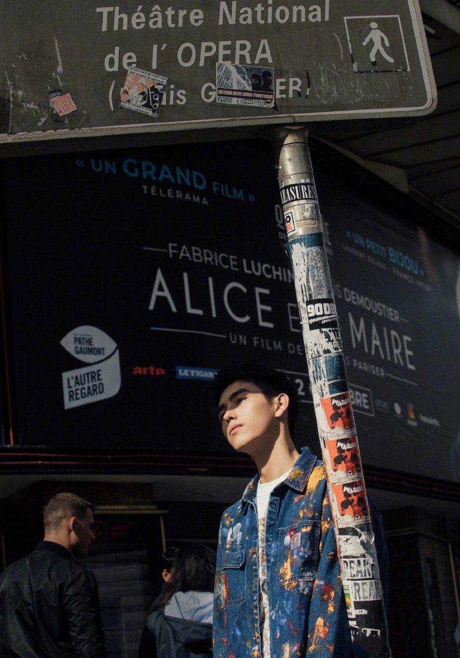 陈飞宇巴黎街拍,身穿自己手绘的油彩牛仔外套,帅气不羁的街头cool boy