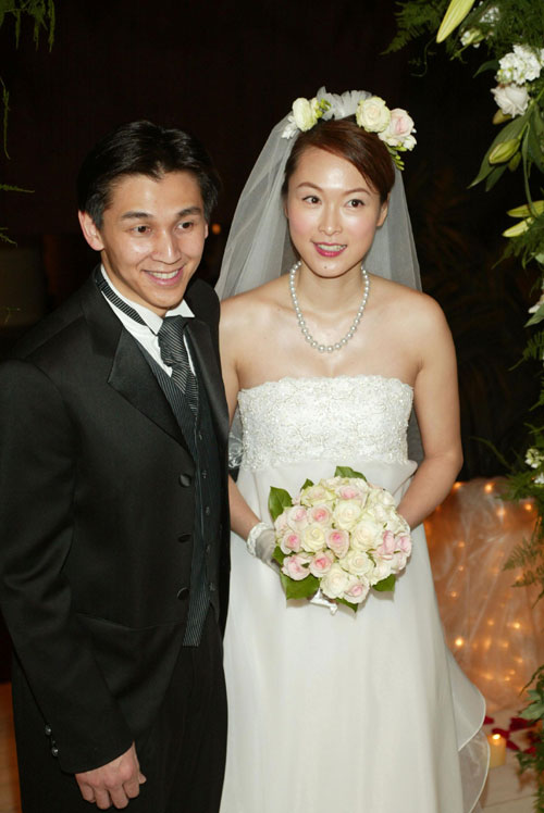出道搭档林俊贤走红,嫁相恋四年圈外富豪,如今46岁活成了少女样