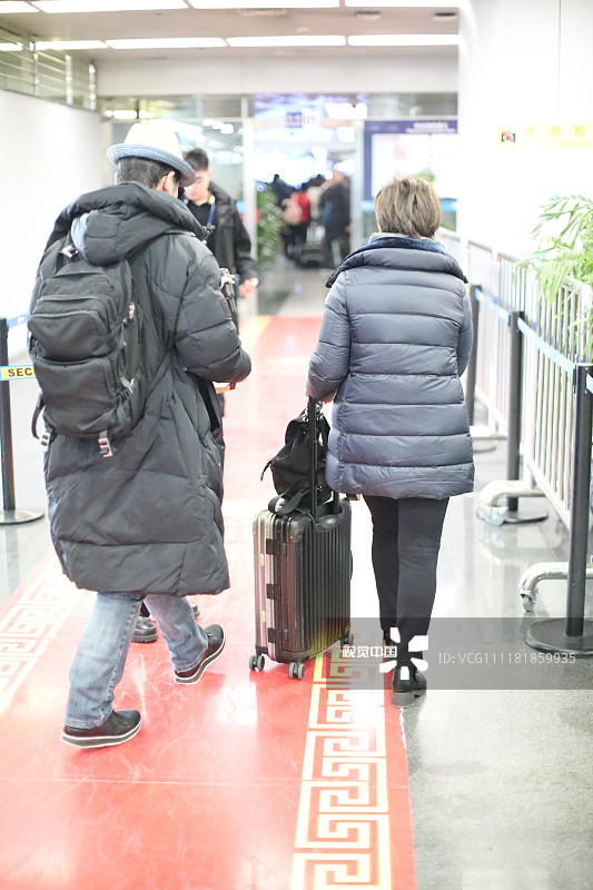 2018年12月15日,北京,张国立,邓婕现身机场.