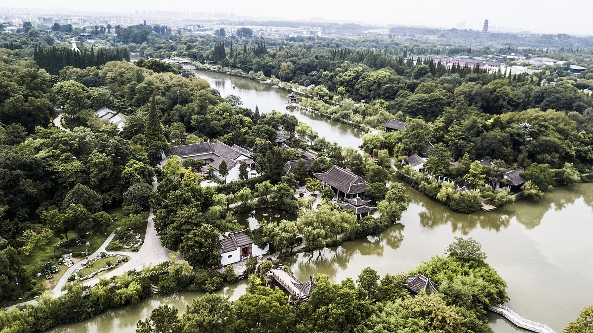扬州瘦西湖,一个美丽如诗的地方,位于江苏省扬州市中心城区,是一座集