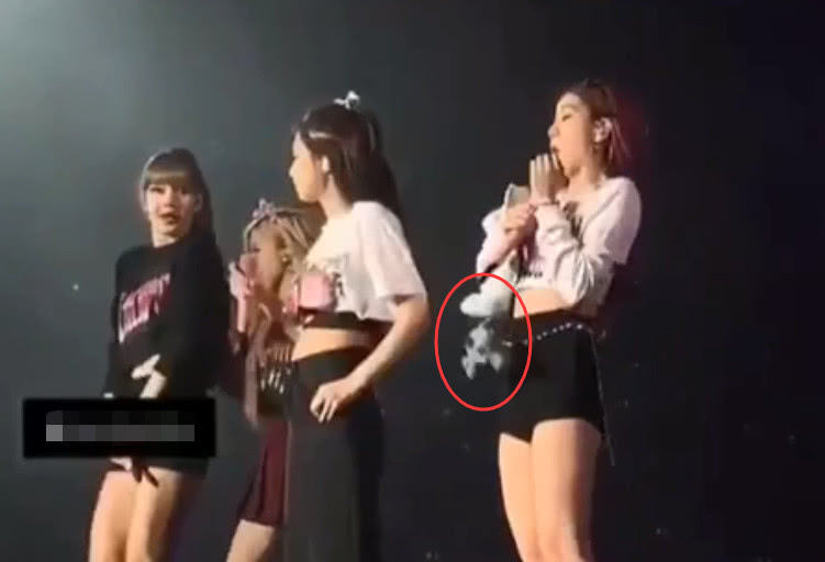 金智妮"虚势妮"受到粉丝惊吓,粉丝扔礼物让她很生气,超可爱!