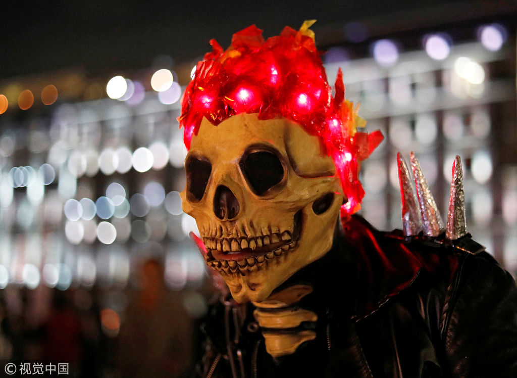 墨西哥民众庆祝"亡灵节" 扮骷髅夜行太吓人