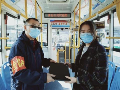 青岛公交319路驾驶员帮乘客找回遗失电脑获点赞