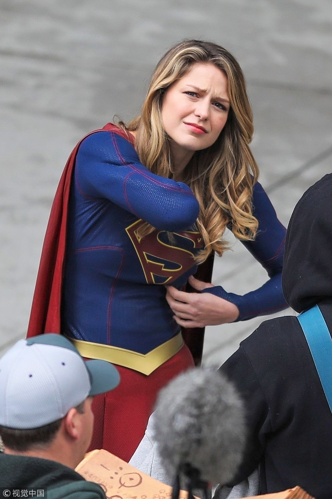 组图:"女超人"梅利莎片场张嘴打哈欠 当众手捞内衣肩带