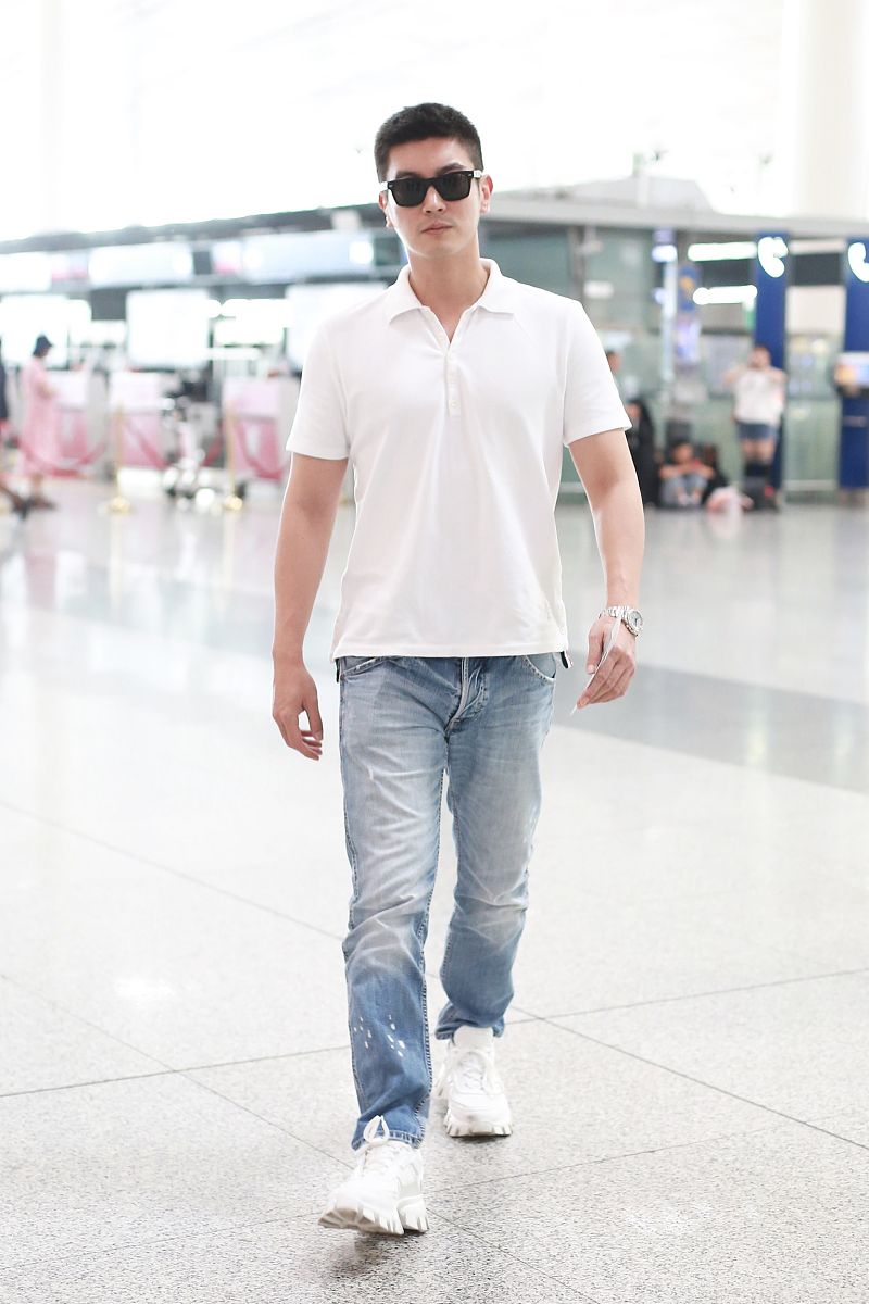 杜江街拍:白色polo衫搭配牛仔裤清爽沉稳