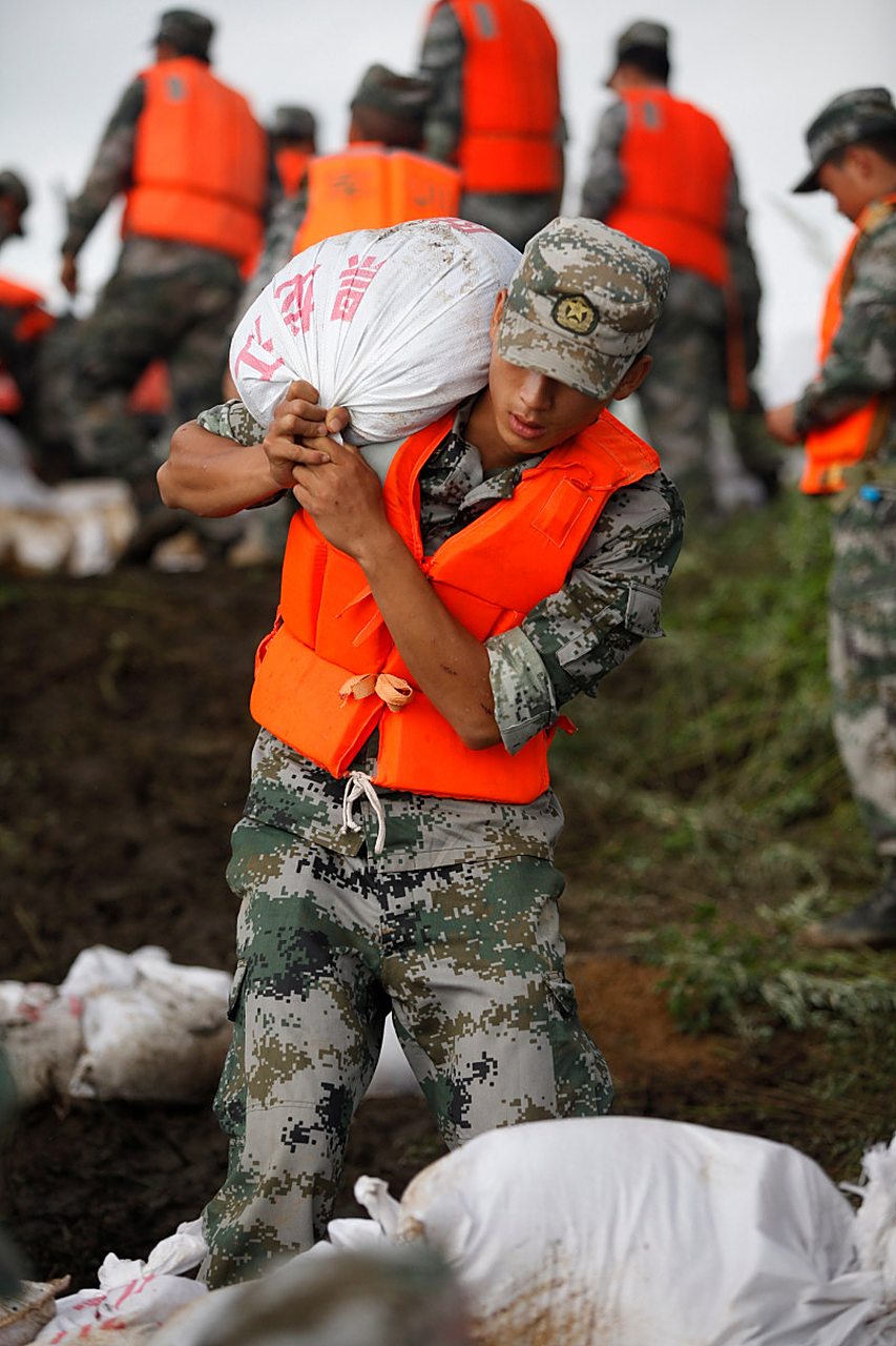 参加防汛救灾的解放军,武警部队官兵和民兵预备役人员,展现出了极高的