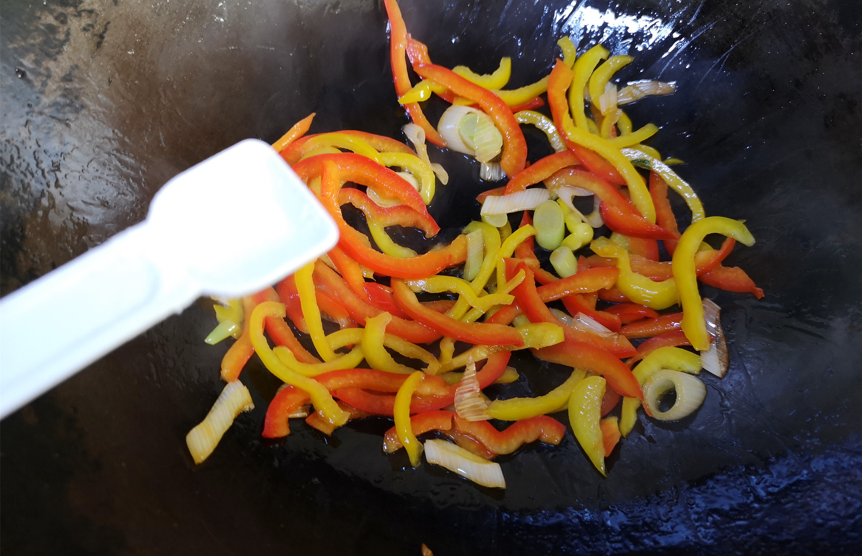 炒到彩椒丝断生,根据个人的口味放入适量的盐调味.