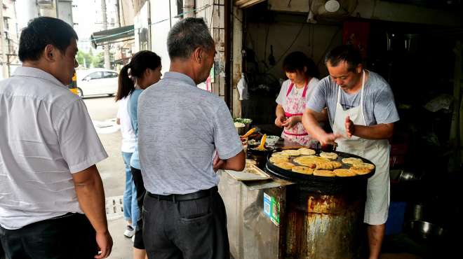 [图]扬州大叔靠饼成传奇，30年干服整条街！没门脸人不断，6块吃顶配