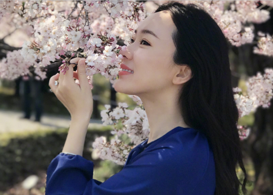 霍思燕一袭白色小礼服,大秀身材,简直美成了仙女!