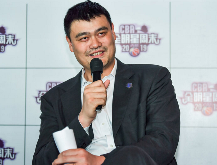 姚明咋想的,胡子拉碴不够还穿件八十年代衬衫,意外帅回了18岁