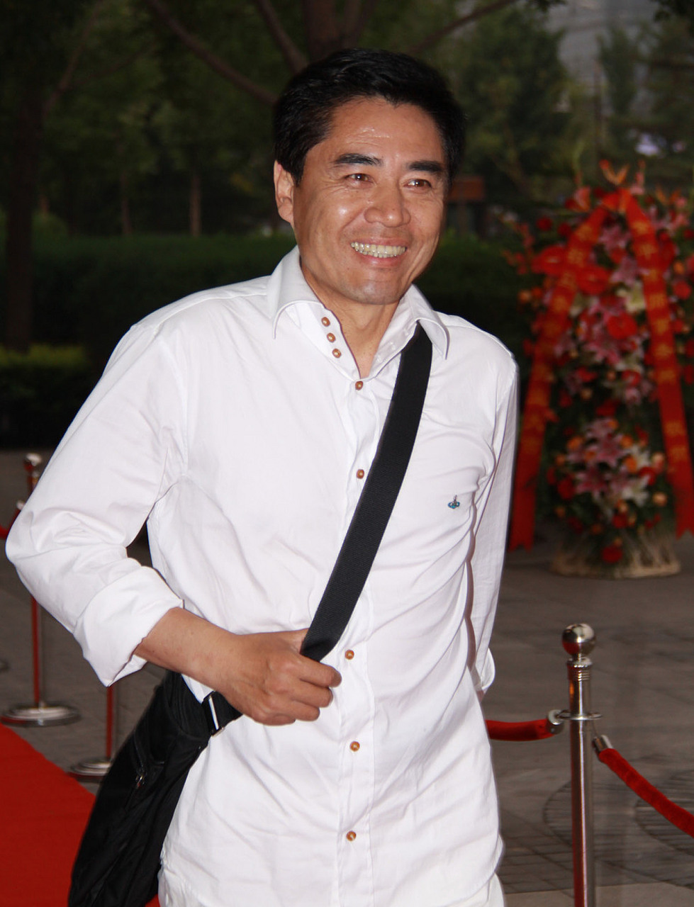 演员陈宝国说,演了这么多戏,最喜欢的还是大宅门,还是白景琦,这个人物