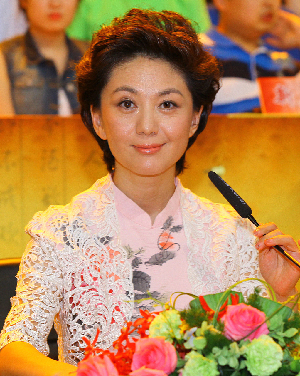 央视主持人# 央视知名主持人海霞已任新职登上热搜.