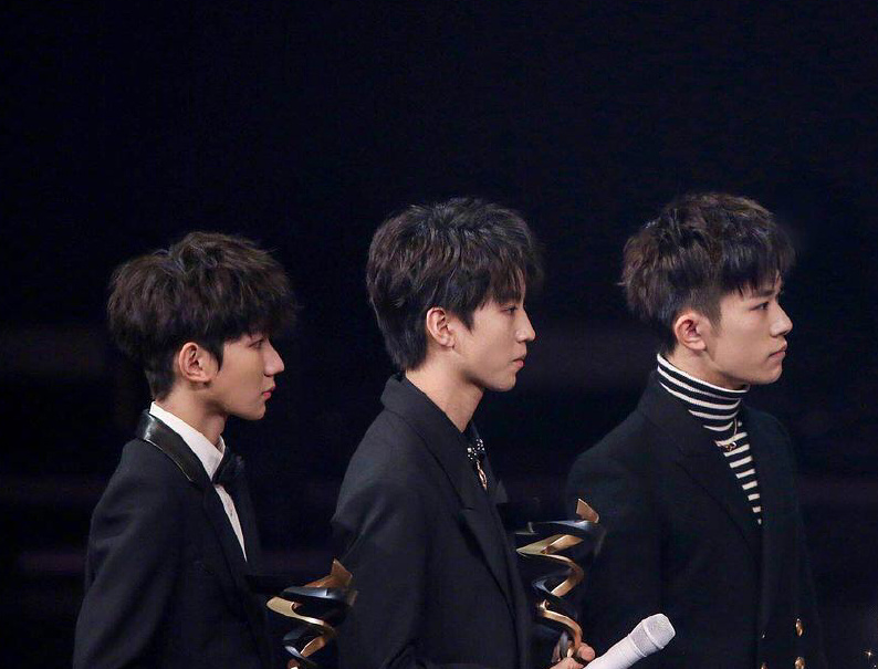 tfboys活动上帅气同框,三小只集体西装出镜,坐在一起忍不住热聊