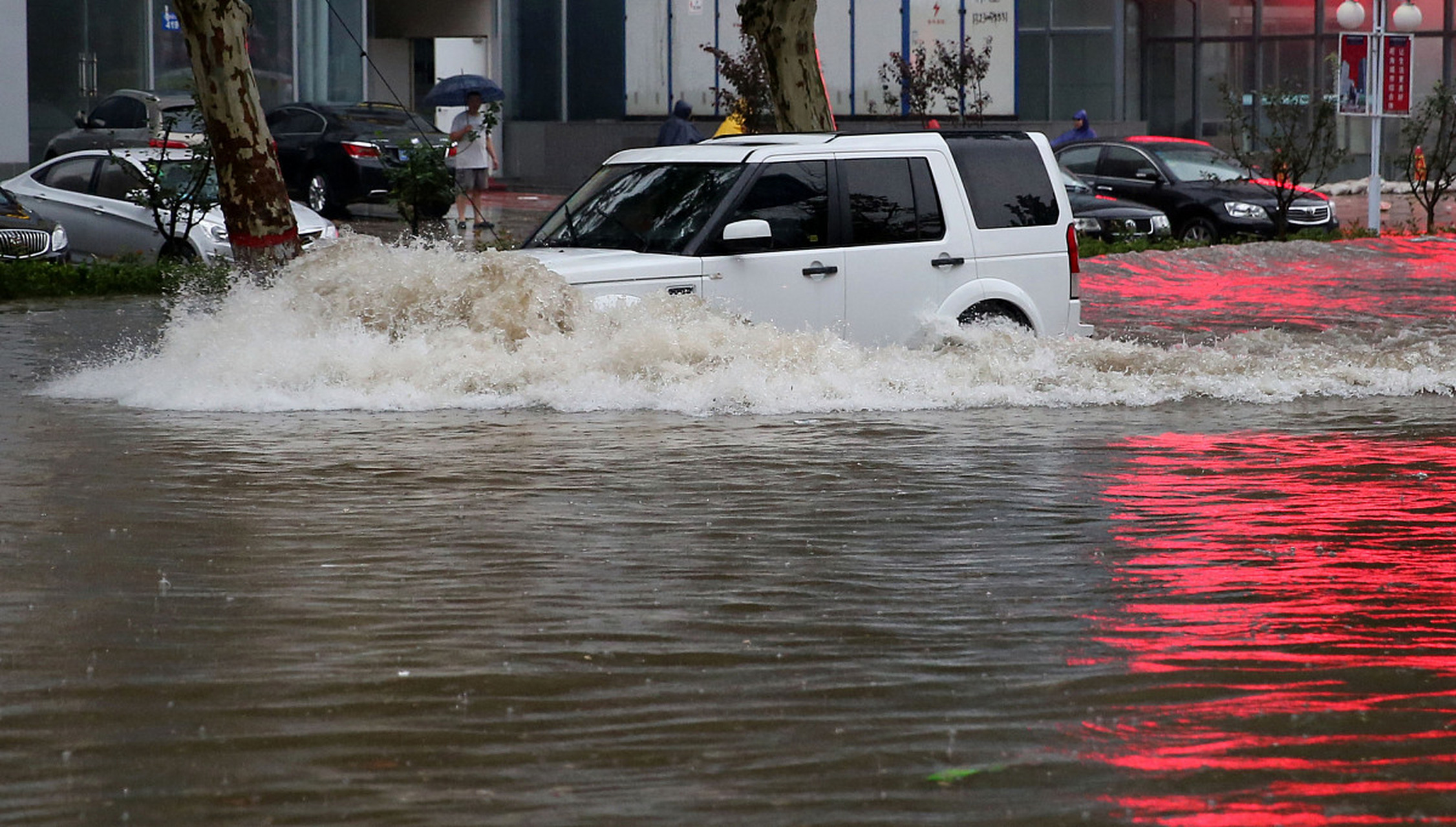郑州暴雨路面积水淹没车轮# 2023年7月12日,郑州市再次遭遇暴雨,路面