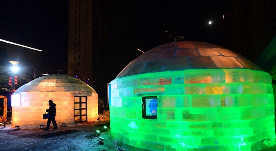 在哈尔滨可以感受到任何跟冰雪有关的新鲜事情,但是在冰屋里吃火锅