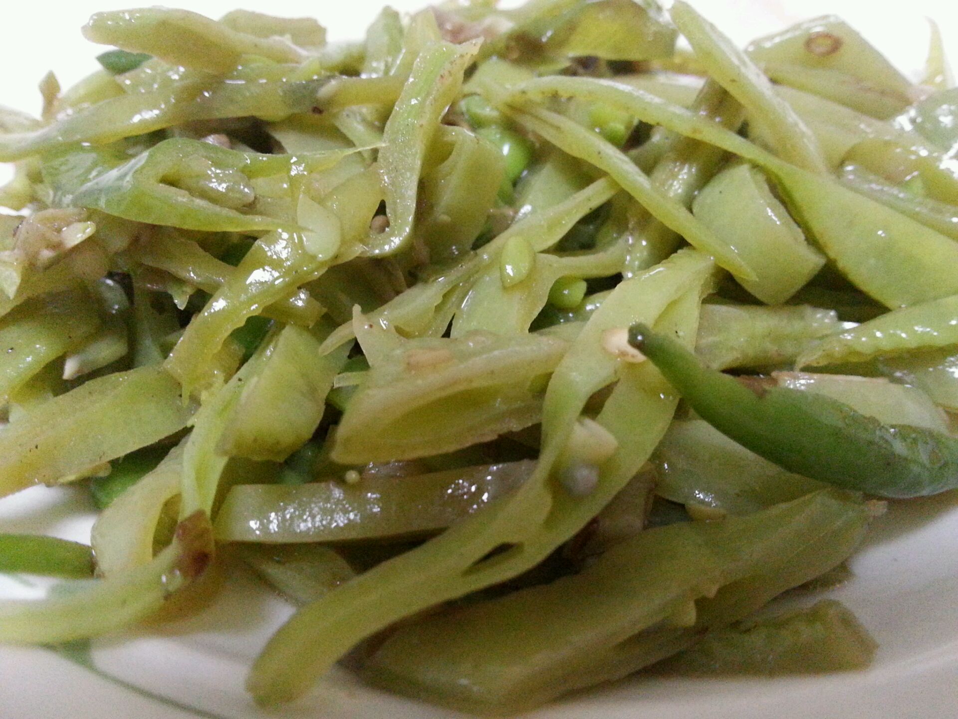 清炒扁豆丝,营养丰富,鲜嫩翠绿,特别适合秋天吃的一道美食!