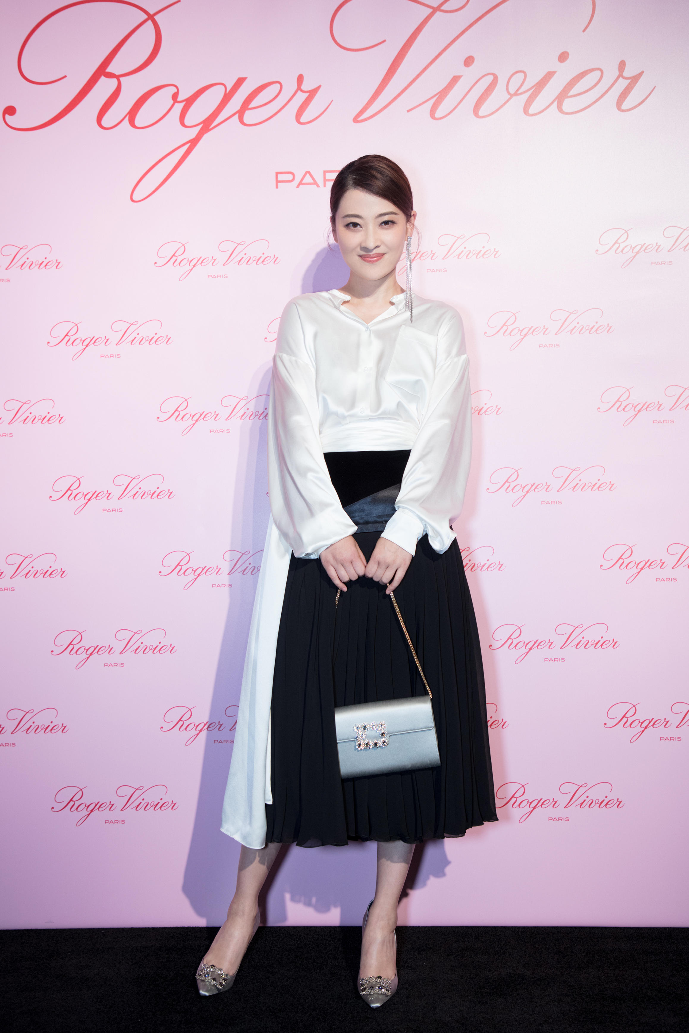 梅婷巴黎时装周首秀,翻领皮衣配热裤酷劲十足,不料腿成了亮点