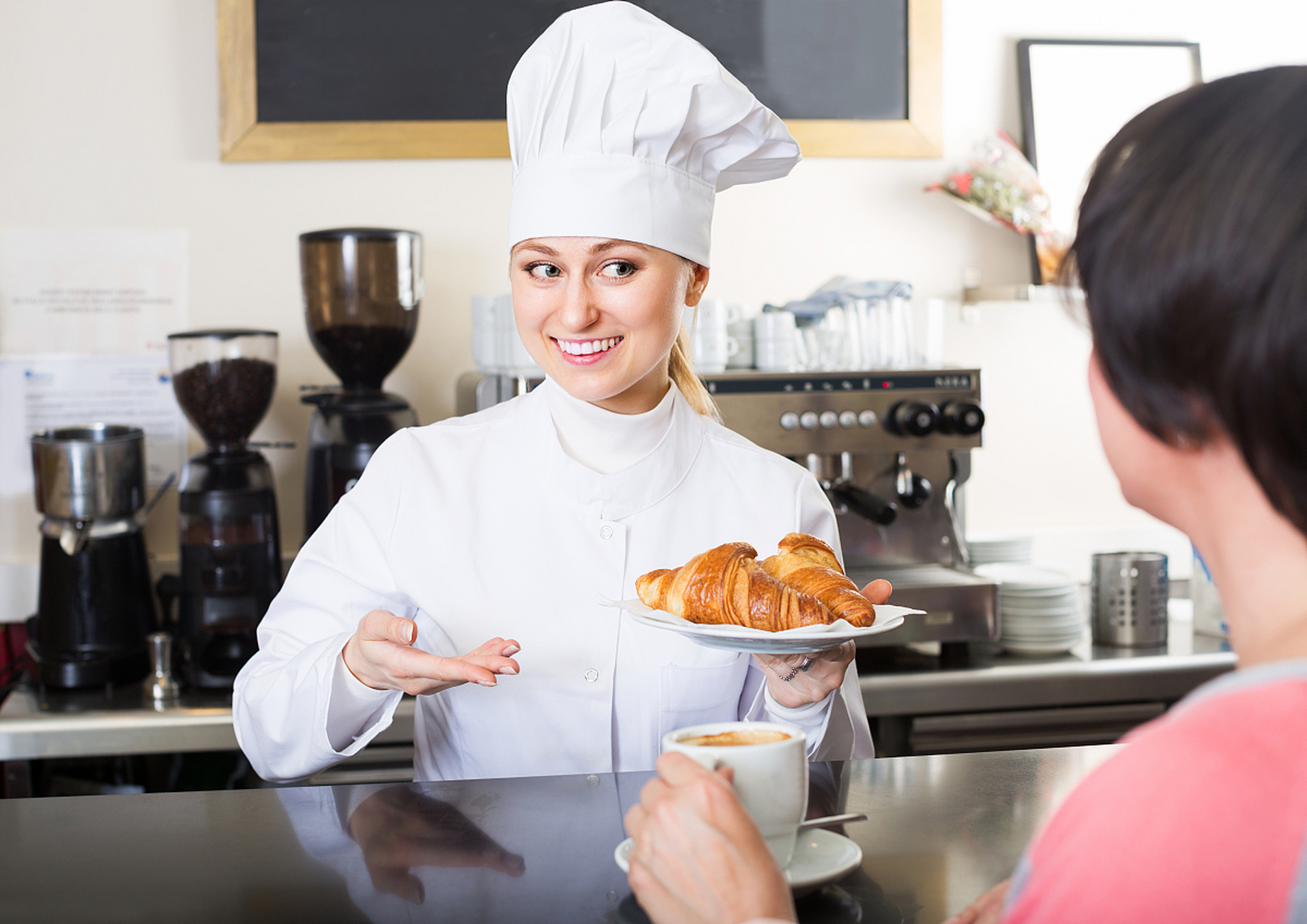 想成为西式烹调师,需满足多方面条件并考取合格证书.