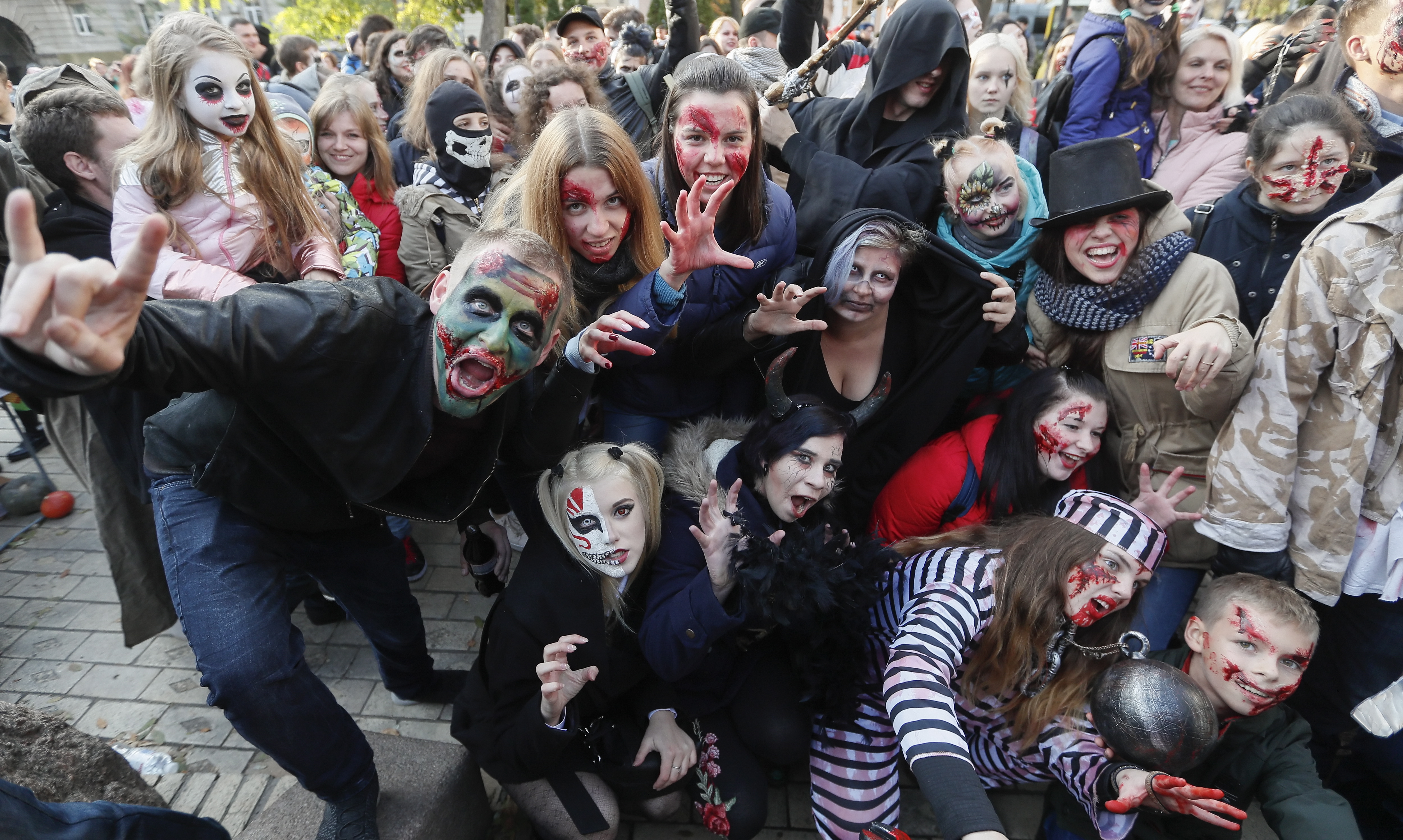 基辅举行万圣节"僵尸"巡游